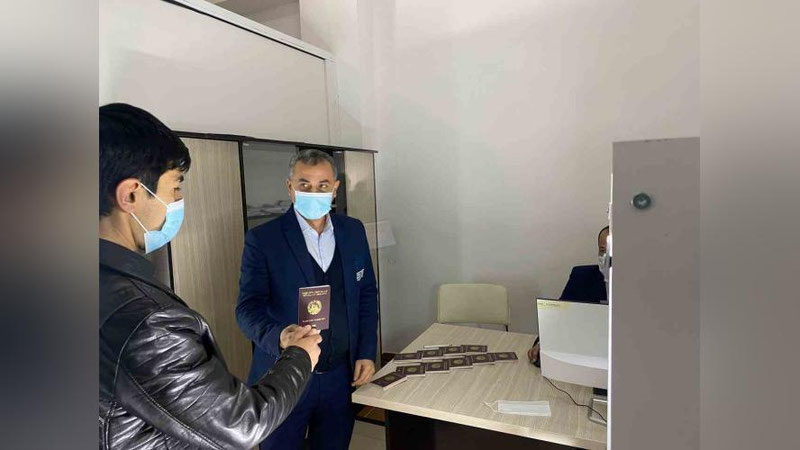 'Шаҳрисабзда биринчилардан бўлиб фуқароларга "загранпаспорт"ни ДХМ орқали топшириш бошланди'ning rasmi