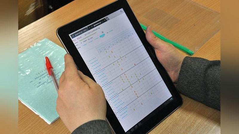 'Қашқадарёда мактаб директори ўқитувчидан дарсга қатнамаган ўқувчига Kundalik.comга баҳо қўйишни талаб қилди.'ning rasmi