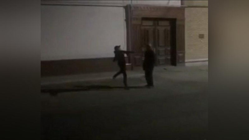 'Самарқандда TikTok'чи кўчада маст ҳолда кетаётган кексани тепгани акс этган видео тарқалди'ning rasmi