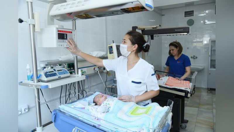 'SSV: O`zbek shifokorlari Markaziy Osiyoda ilk bor qizilo`ngach atreziyasi bilan tug`ilgan chaqaloqlarda tig`siz jarrohlik amaliyoti o`tkazdi'ning rasmi