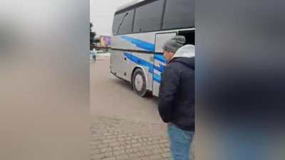 'Ўзбекистон элчихонасининг Харьковдан фуқароларни эвакуация қилаётган микроавтобусига снаряд парчаси келиб урилган'ning rasmi