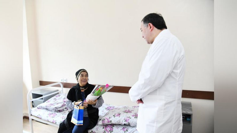 'SSV vaziri bayram kuni bemor xotin-qizlar holidan xabar oldi (foto)'ning rasmi