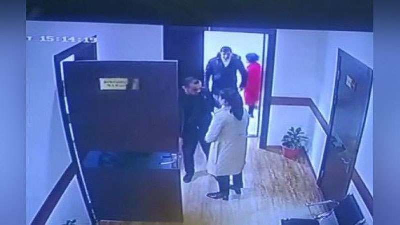 '"Халқ банкида эркак киши аёл кишини қаттиқ уриб йиқитиб юборди" 'ning rasmi