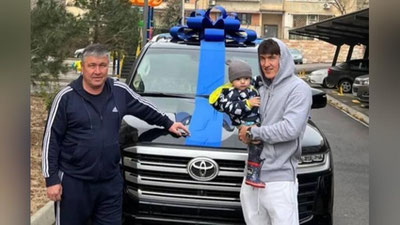 'Элдор отасига "Тойота" русумидаги автомобилни совға қилди'ning rasmi