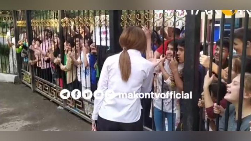 'Тошкентдаги 21-Меҳрибонлик уйида тарбияланувчилар плакатлар билан намойишга чиқишди'ning rasmi