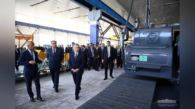 'Emomali Rahmon Prezident Shavkat Mirziyoev hamrohligida Urganch shahridagi «UzXCMG» korxonasida bo`lishdi'ning rasmi