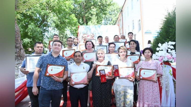 '23 nafar fuqaroga "O`zbekiston Respublikasi faxriy donori" ko`krak nishoni topshirildi'ning rasmi