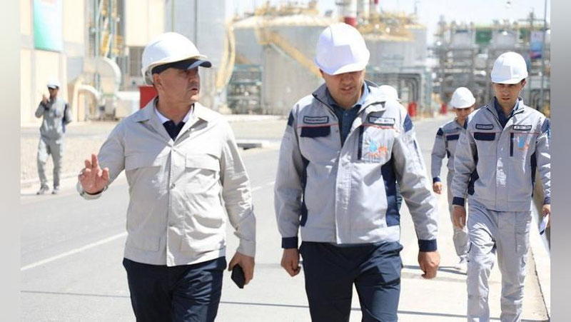 '“O`zbekneftgaz”: Boshqaruv raisi boshchiligidagi “Ishchi guruh” a`zolari qazib chiqarish, qayta ishlash, ishlab chiqarish holatini o`rganish maqsadida Sho`rtan regionidagi konlar hamda “Uzbekistan GTL” zavodida bo`ldi'ning rasmi
