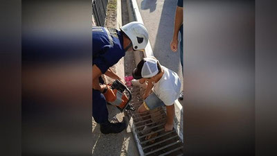 'Sirdaryoda oyog`i metall panjara orasida qisilib qolgan 11 yoshli bola qutqarildi'ning rasmi