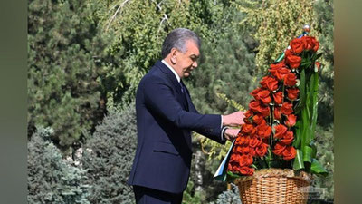 'Shavkat Mirziyoev Birinchi Prezidentimiz haykali poyiga gulchambar qo`ydi'ning rasmi