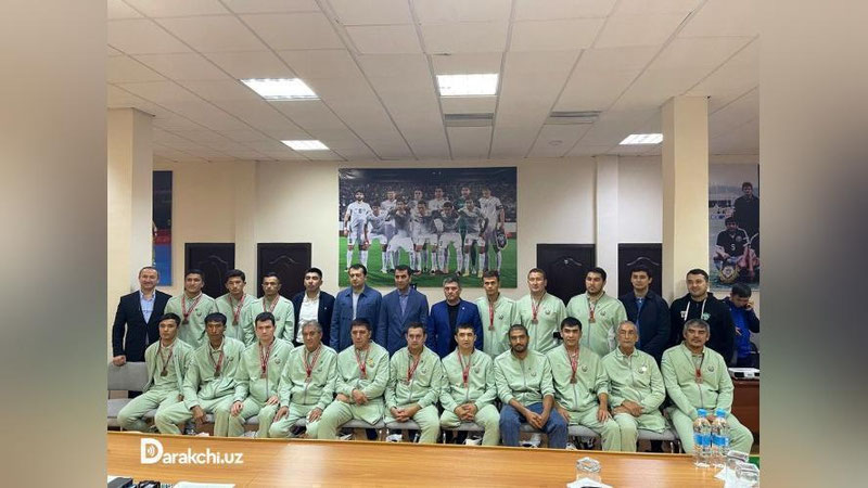 'Jahon chempionatida bronza medalini qo`lga kiritgan futbolchilarmiz taqdirlandi (foto)'ning rasmi