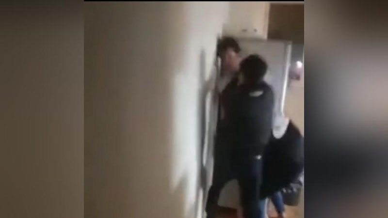 'Toshkentda uch kishi fuqaroni uyiga kirib do`pposladi (video)'ning rasmi