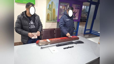 'Buxoro aeroportida O`zbekistonga noqonuniy qurol olib kirmoqchi bo`lgan shaxslar qo`lga olindi'ning rasmi