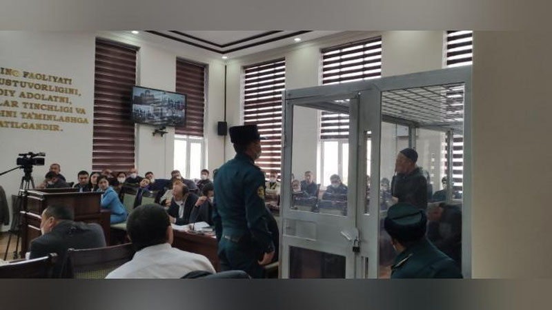 'Nukusda Milliy gvardiya xodimining "Makarov" to`pponchasini olib qo`ygan shaxs sudda kechirim so`radi'ning rasmi