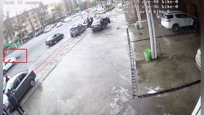 'Toshkentda Kobalt yo`ldan o`tayotgan ona-bolani urib yubordi (video)'ning rasmi