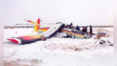 'Rossiyada samolyot parvoz vaqtida muzlab qoldi va quladi'ning rasmi