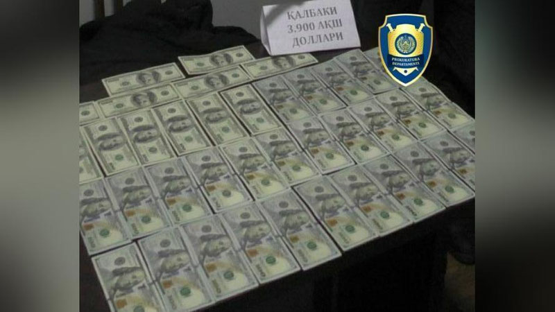 'Янгиқўрғонда қалбаки 3 900 АҚШ долларини сотаётганлар қўлга олинди'ning rasmi
