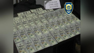 'Yangiqo'rgonda qalbaki 3 900 AQSH dollarini sotayotganlar qo'lga olindi'ning rasmi