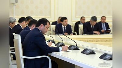 'Yig`ilishda 4- va 5-toifalarga kirgan og`ir tumanlar hokimlariga ish uslubini o`zgartirishi shartligi aytildi'ning rasmi