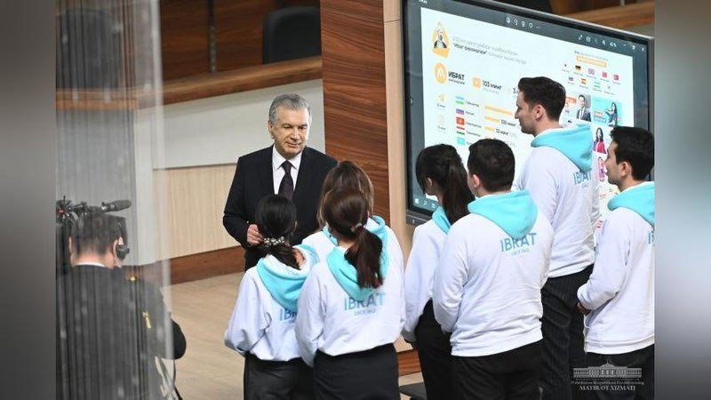 'Shavkat Mirziyoev Davlatobod tumanidagi yoshlar bilan uchrashib Toshkentga qaytdi (foto)'ning rasmi