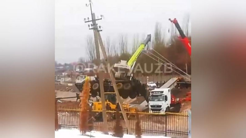 'Toshkent viloyatida yangi yo`l o`tkazgich qurilishida ishlayotgan avtokran quladi, mashinist vafot etdi (video)'ning rasmi