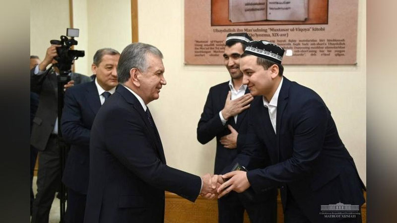 'Shavkat Mirziyoev Buxorodagi Mir Arab oliy madrasasini borib ko`rdi'ning rasmi
