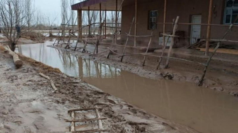 'Qoraqalpog`istonda aholi xonadonlarini suv bosdi'ning rasmi