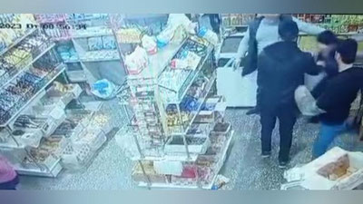 'Andijondagi savdo markazida katta yoshli erkak 14 yoshli bolani do`pposlab tashladi (video)'ning rasmi