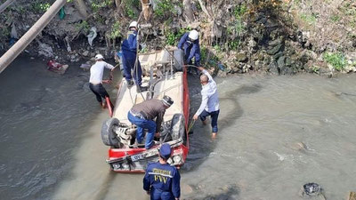 'Samarqandda kanalga tushib ketgan mashina chiqarib olindi'ning rasmi