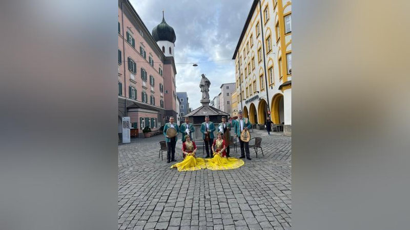 'Musofirchilikda yurib, Vatanini sog`ingan o`zbeklar diliga malham bo`layotgan guruh'ning rasmi