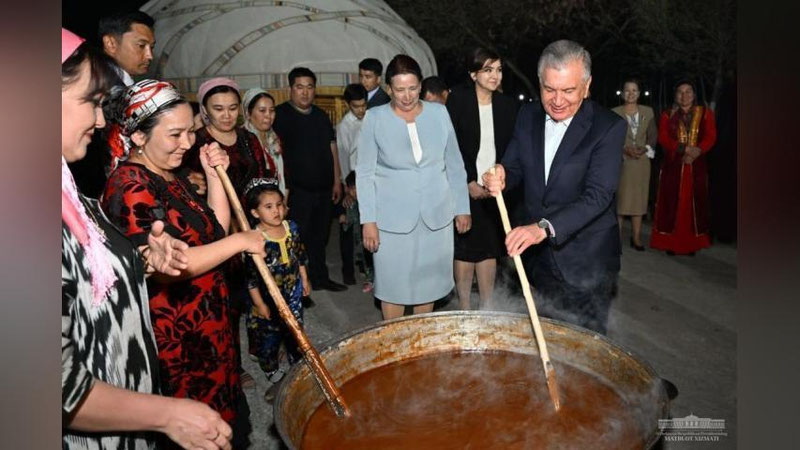 'Shavkat Mirziyoev Nukus shahridagi Altin jag`is mahallasida yashovchilar hayoti bilan yaqindan tanishdi (foto+video)'ning rasmi