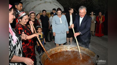 'Shavkat Mirziyoev Nukus shahridagi Altin jag`is mahallasida yashovchilar hayoti bilan yaqindan tanishdi (foto+video)'ning rasmi