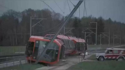 'Shveysariyada poezd kuchli shamol tufayli relsdan chiqib ketdi'ning rasmi
