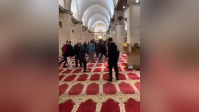 'Isroil kuchlari Al-Aqso masjidining namozxonasiga hujum qildi (video)'ning rasmi