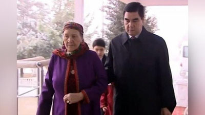 'Turkmaniston sobiq prezidentining onasi vafot etdi'ning rasmi