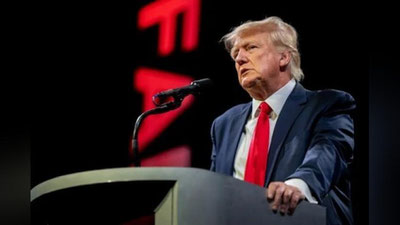 'АҚШнинг собиқ президенти Доналд Трамп америкалик ўқитувчиларни қуроллантиришни таклиф қилмоқда'ning rasmi