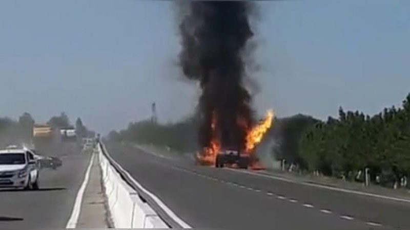 'Samarqandga kirishda MAN yuk mashinasi yonib ketdi (video)'ning rasmi