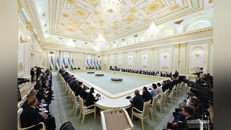 'Prezident asosiy qonunimizni takomillashtirishga o`z hissasini qo`shgan qator soha vakillariga minnatdorlik bildirdi'ning rasmi