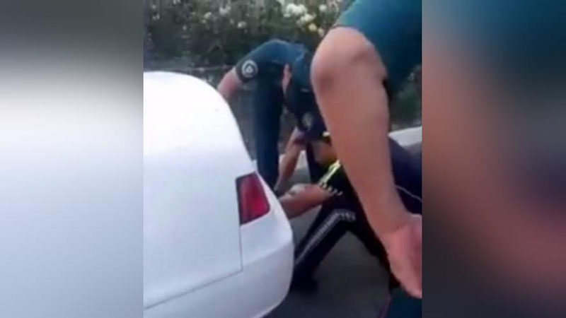 'Namanganda haydovchi YPX xodimlari bilan tortishib, mashinasining tagiga kirib oldi (video)'ning rasmi