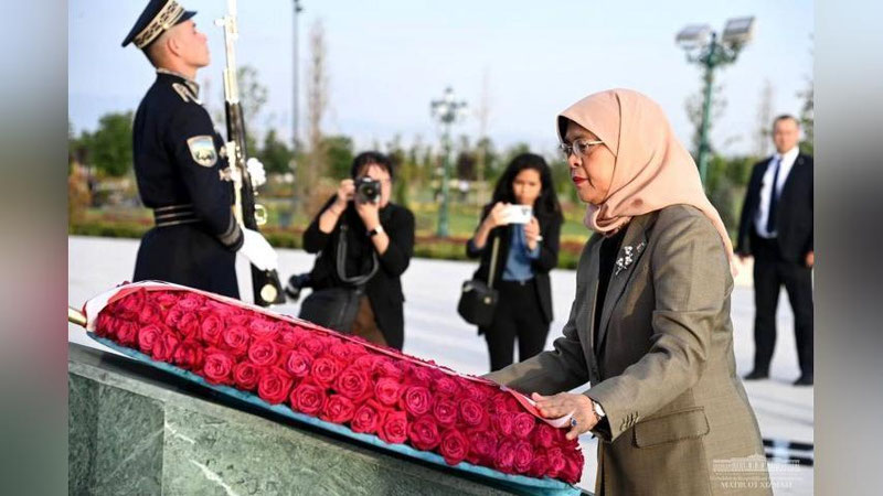 'Singapur Prezidenti Mustaqillik monumenti poyiga gul qo`ydi'ning rasmi