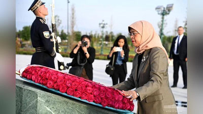 'Singapur Prezidenti Mustaqillik monumenti poyiga gul qo`ydi'ning rasmi