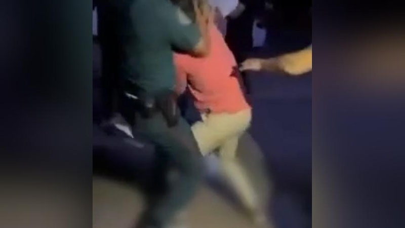 'Namanganda IIB xodimlari ikki fuqaroni qo`liga kishan taqib olib ketishdi (video)'ning rasmi