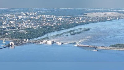 'Kaxovka GESi o`qqa tutilishi natijasida vayron bo`lmoqda. Qishloqlarni suv bosishni boshladi (video)'ning rasmi