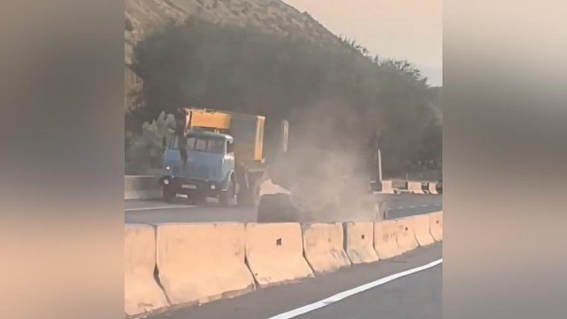 'Jizzaxda harakatlanib ketayotgan yuk mashinaning yarimtirkamasi uzilib ketdi (video)'ning rasmi