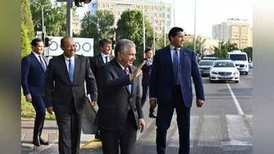 'Президент Тошкент кўчаларида юриб, йўллардаги шароитни кўздан кечирди, одамлар билан суҳбатлашди (фото)'ning rasmi