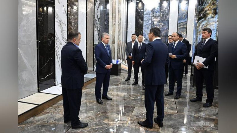 'Президент керамогранит маҳсулотлар ишлаб чиқариш бўйича янги завод билан танишди (фото)'ning rasmi