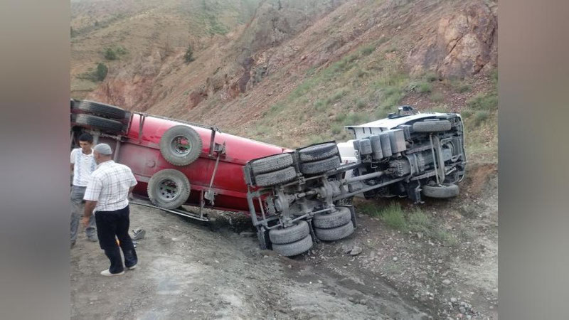 '"Qamchiq"da yuk avtomobillari ishtirokida YTH sodir bo`ldi (video)'ning rasmi