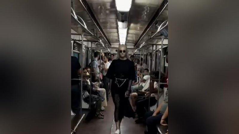 'Toshkent metrosida modellar liboslar namoyishini qildi va ulardan bu ishi uchun tushuntirish xati olindi (video)'ning rasmi