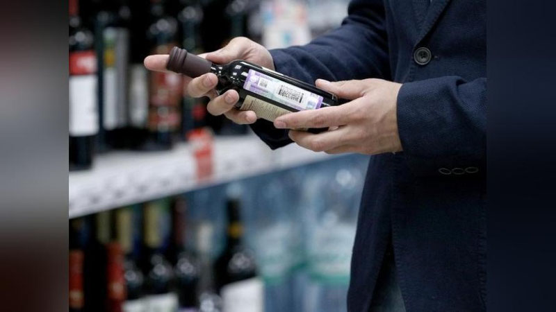 '1 avgustdan alkogol va tamaki mahsulotlariga yangi namunadagi aksiz markalari joriy etiladi'ning rasmi
