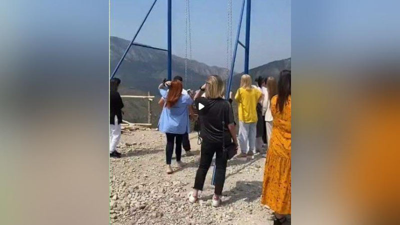 'Chodakda ikki qiz arg`imchoqdan tushib ketgani aytilmoqda'ning rasmi